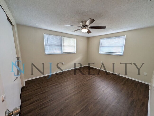 Building Photo - REDUCED!!!!  True 3 Bed~2 Bath~with garage. Over 1,000 sq ft, with updated kitchen & bathrooms, l...