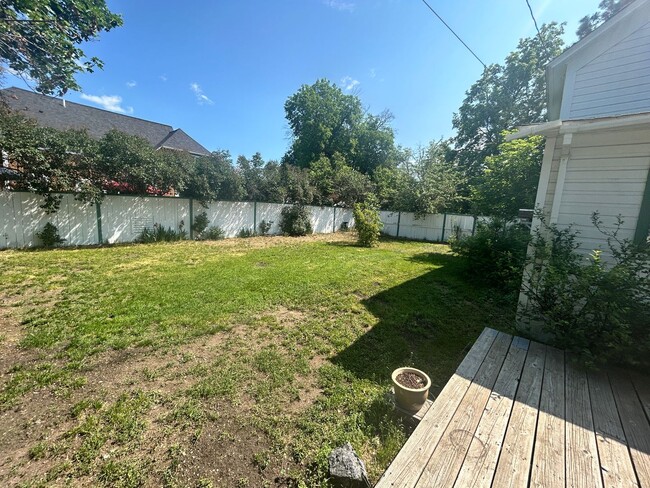 Building Photo - 2 bed 1.5 bath Hamilton home