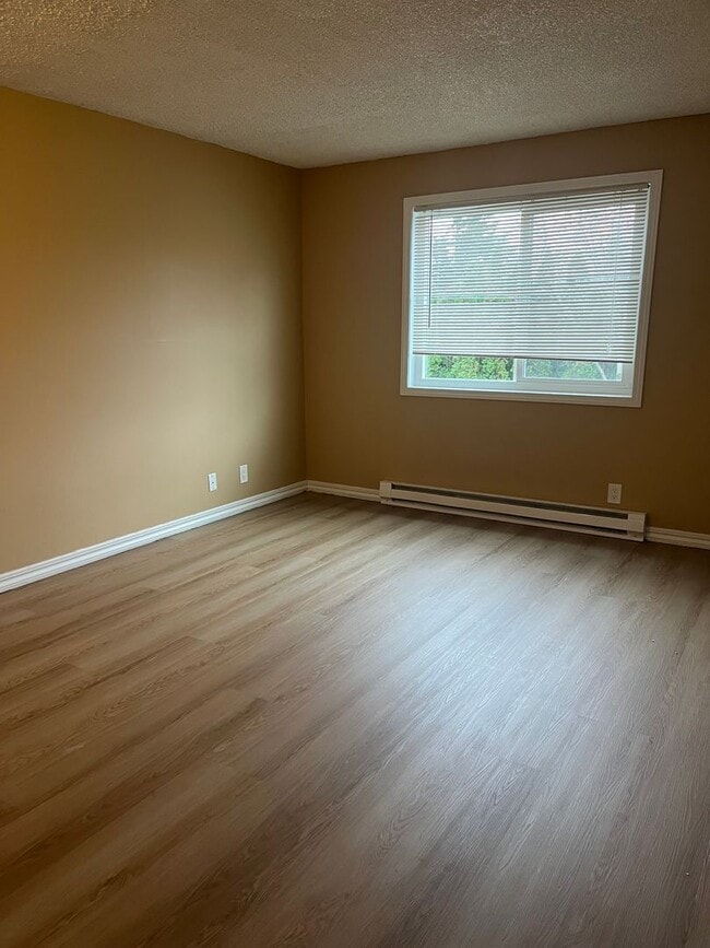 Building Photo - 2 Bed, 1 Bath Upstairs - Updated Flooring