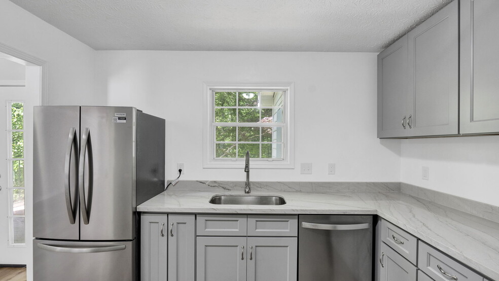 Building Photo - 4433 Coopers Creek Dr SE