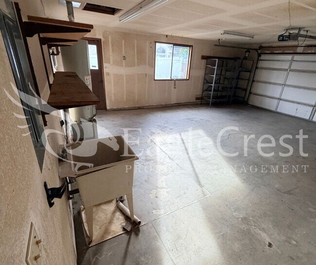 Building Photo - Thoughtfully Designed 3 Bedroom 2 bathroom Home with Open Kitchen and Private Deck