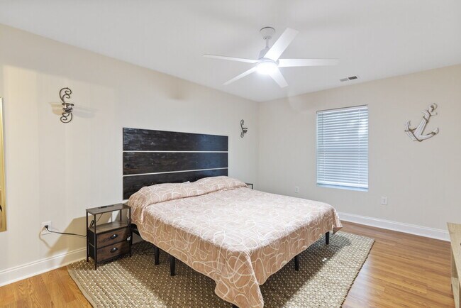 Building Photo - 2 bed, 2 bath, Furnished for Short Term Le...