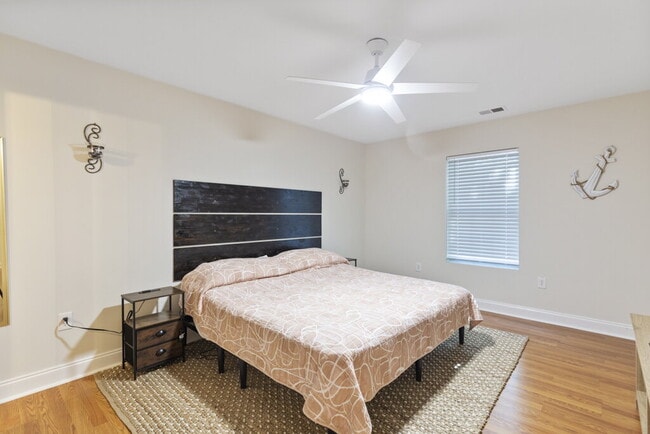 Building Photo - 2 bed, 2 bath, Furnished for Short Term Lease in Seneca