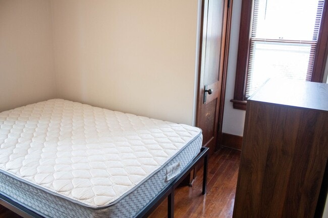 Building Photo - AVAILABLE FOR AUGUST 2026!  Large house near KRANNERT!