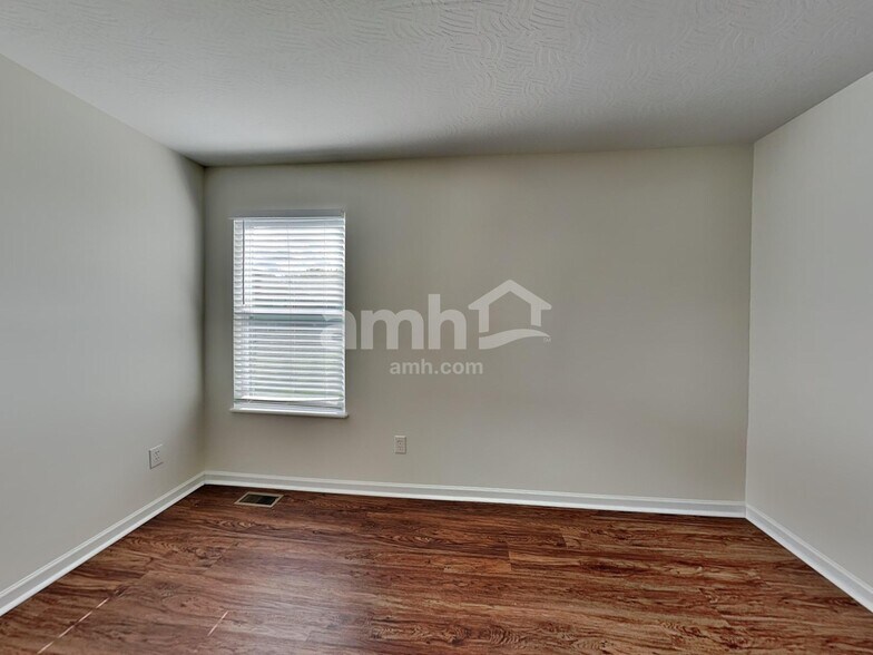 Building Photo - 109 Sandburg Dr