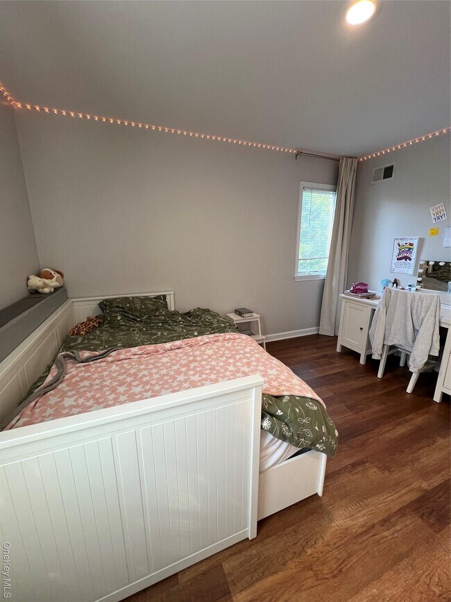 Building Photo - 31 B Marwood Rd N