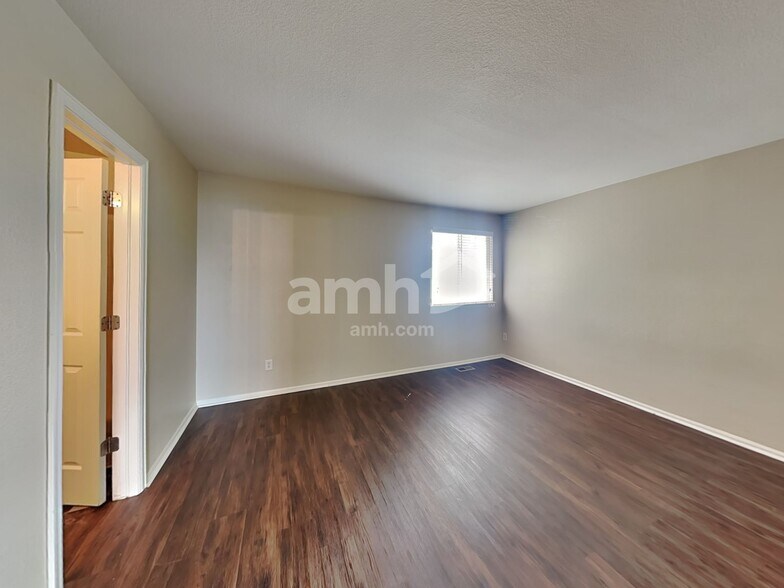 Building Photo - 9826 Kenton Cir