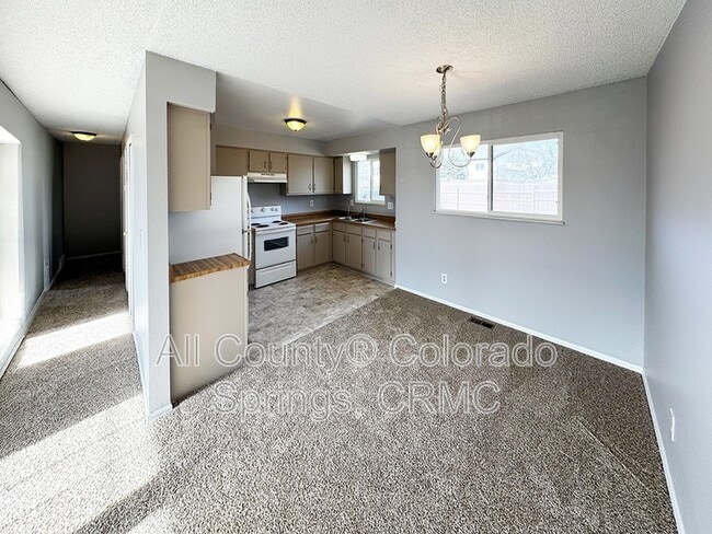 Building Photo - 6680 Parkridge Ct