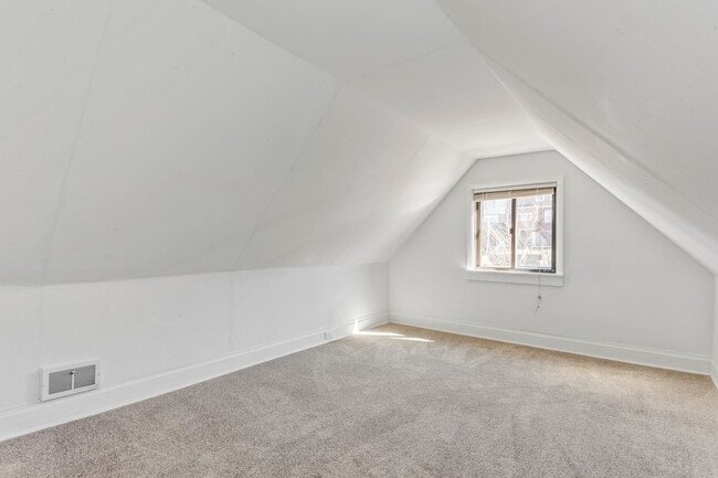 Building Photo - Updated House for Rent in Carrick!