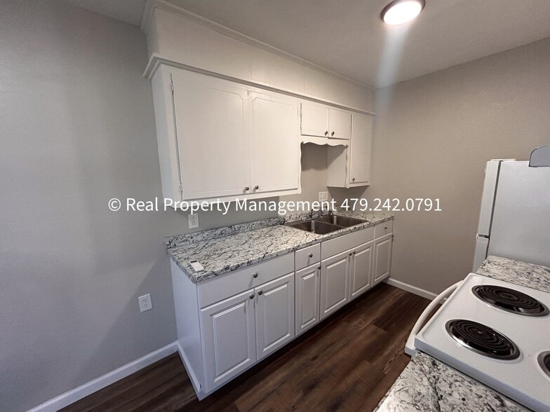 Building Photo - 1010 S 19th St