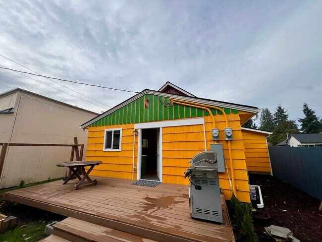 Building Photo - Fully Remodeled 1 BD + Loft