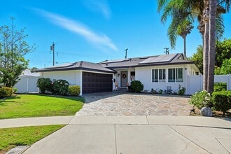 Building Photo - Fully Furnished 3 Bed 2.5 Bath Single Fami...