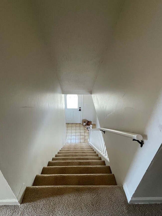 Building Photo - GREAT FAMILY HOME! FULLY FENCED YARD!