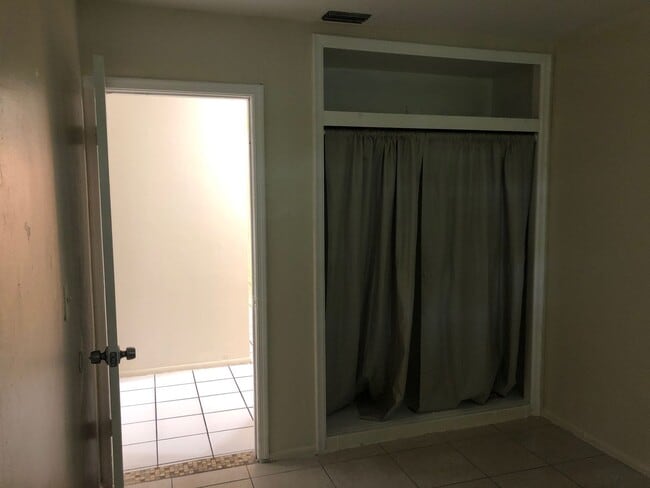 Building Photo - Large 3-1.5