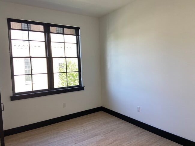 Building Photo - Beautiful two-bedroom apartment at Waterma...