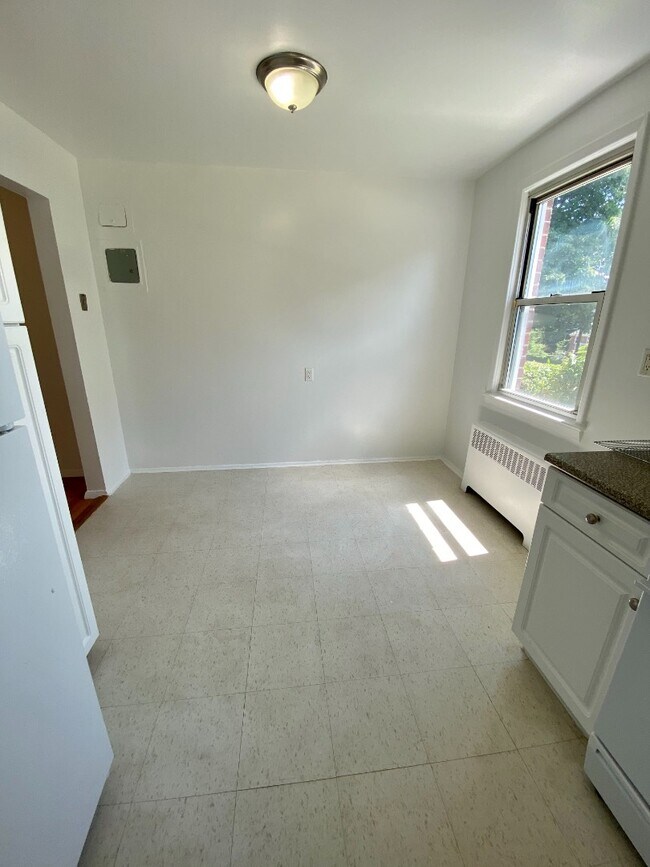 Building Photo - 157 White Plains Rd