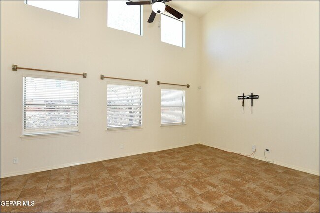 Building Photo - 14309 S Cave Ave