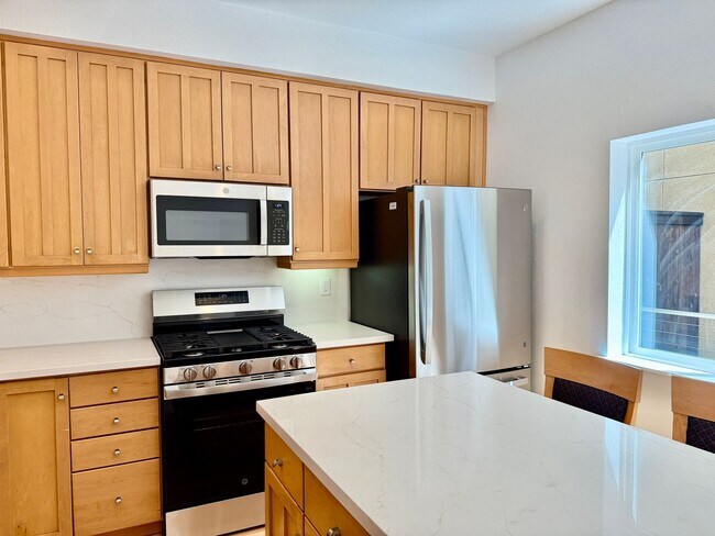 Building Photo - Beautiful 3BD/3.5BA Rowhome in Bankers Hil...