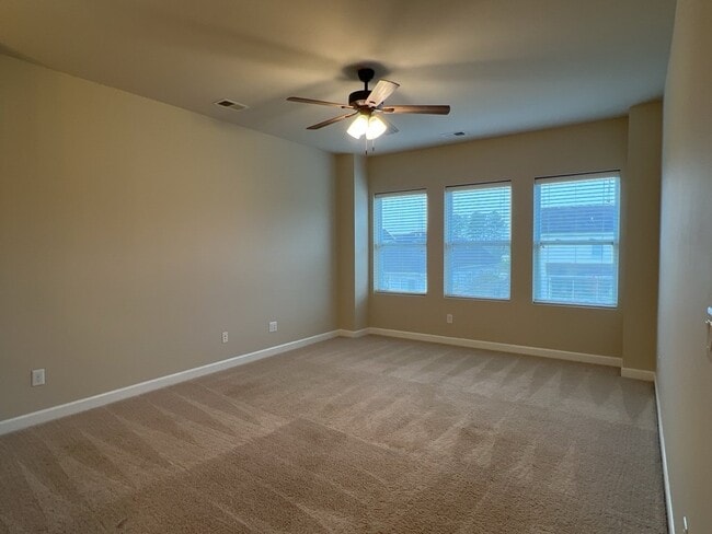 Building Photo - 579 Crossland Dr
