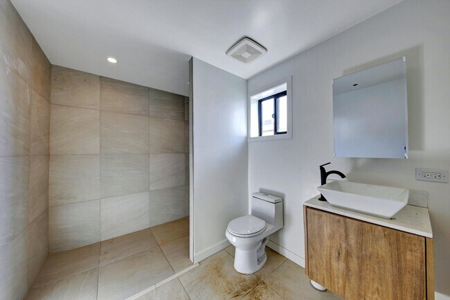 Building Photo - AMAZING NEW CONSTRUCTION UNIT NEAR DOWNTOWN