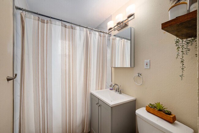 Building Photo - Spacious Top Unit of Quadplex Available So...