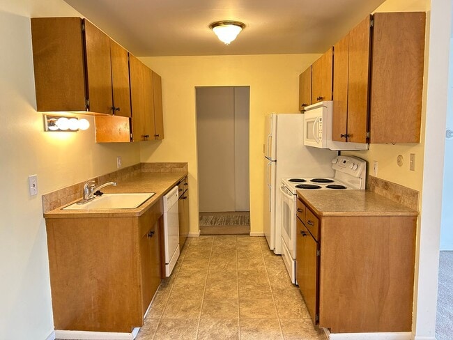 Building Photo - 2 Bed, 1 Bath Apartment at Lynnwood - Beautiful Views!!