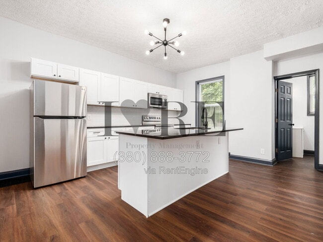 Building Photo - 806 Sullivant Ave