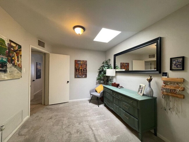 Building Photo - 843 E Butler Dr