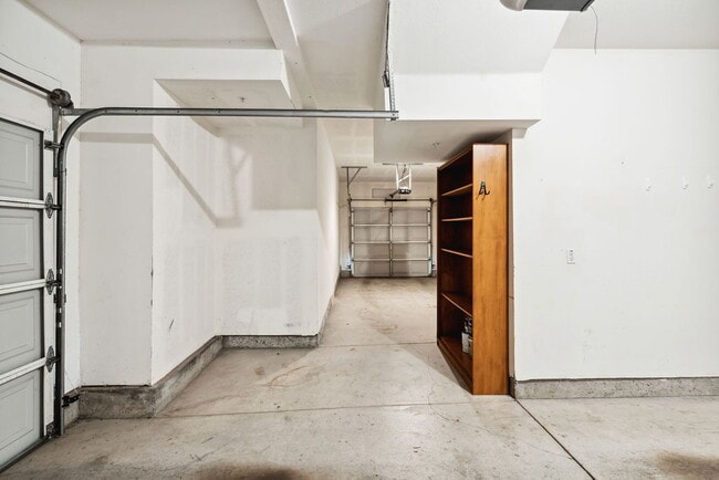 Building Photo - "Luxurious 2-Bed Condo Retreat with Fireplace & Pool Oasis in Ventura!"