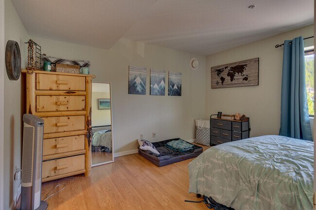 Building Photo - Updated condo with lakeviews