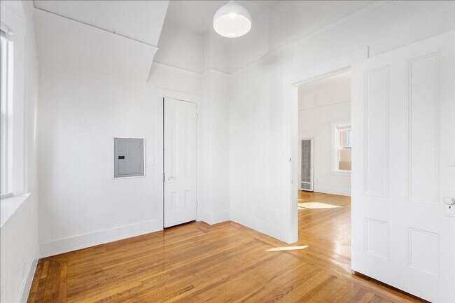 Building Photo - 1517 Willow St - 2 Bedroom | 1 Bath | Duplex