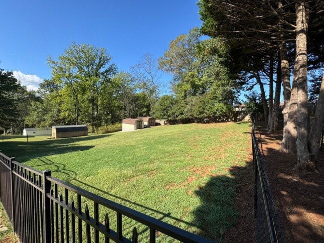Building Photo - Charming 5 Bedroom Home off Lakeside Drive