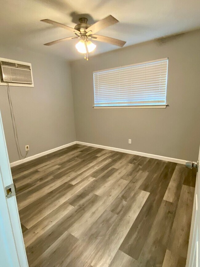 Building Photo - Beautifully Renovated 2BD/1BA Home with Ad...