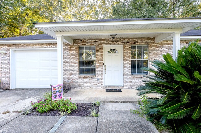 Building Photo - Adorable Home with fenced in backyard!