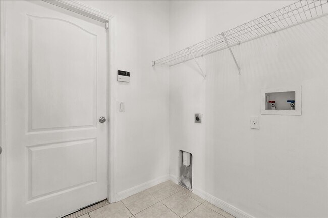 Building Photo - 1000 Vaquero Ln