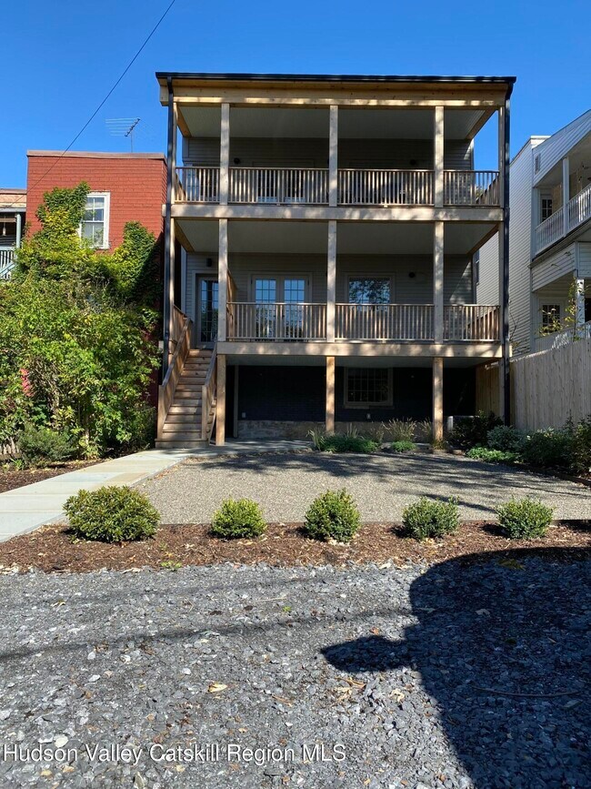 Building Photo - 46 1/2-211 Allen St