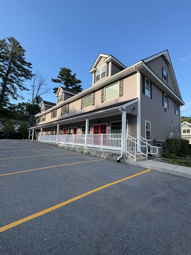 Building Photo - Bright, Spacious 2 bedroom condo in prime ...
