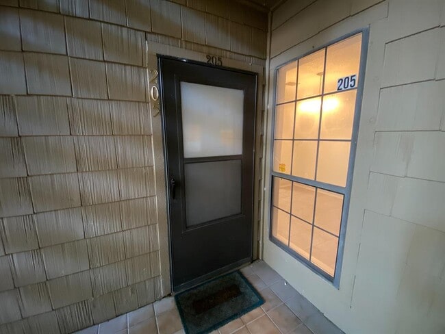 Building Photo - 1202 Thorpe Ln