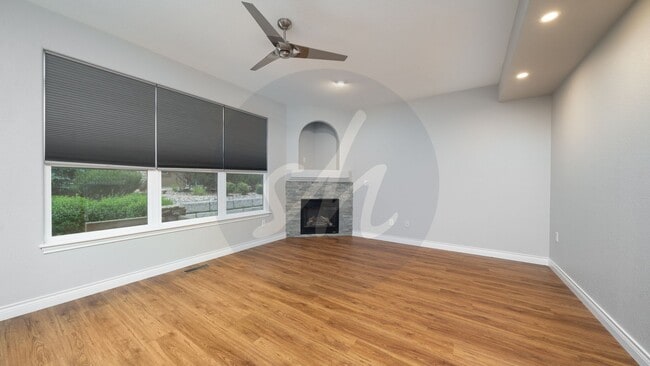 Building Photo - Modern Comfort and Functional Space