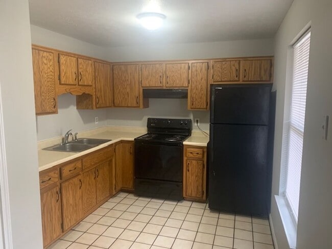 Building Photo - Newly Renovated Unit