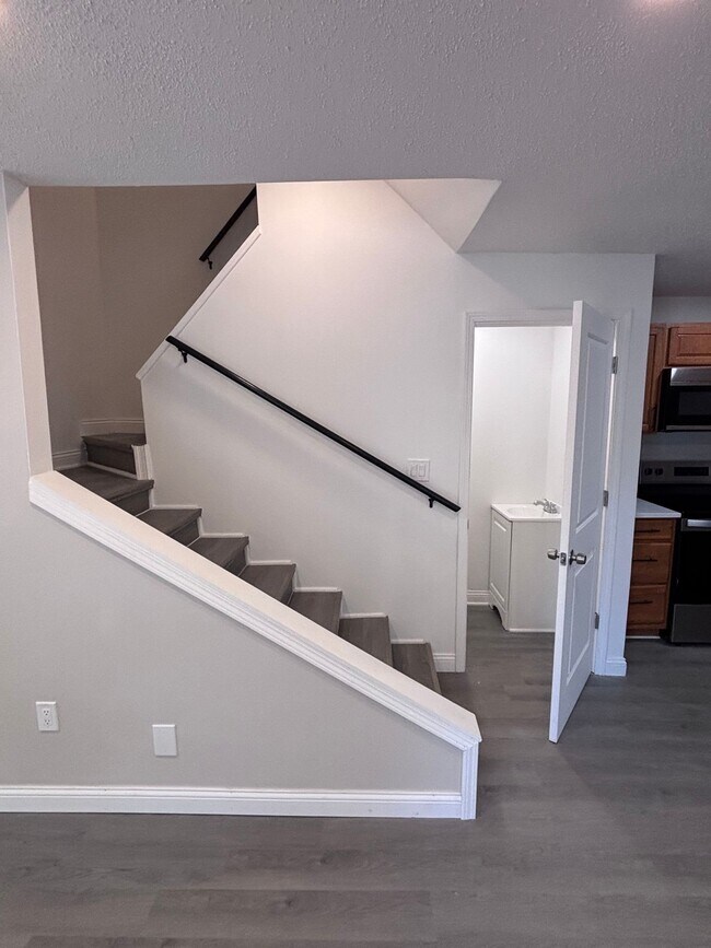 Building Photo - Newly Renovated 2 Bed 1.5 Bath