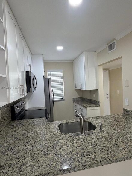 Building Photo - 8443 Royal Palm Blvd