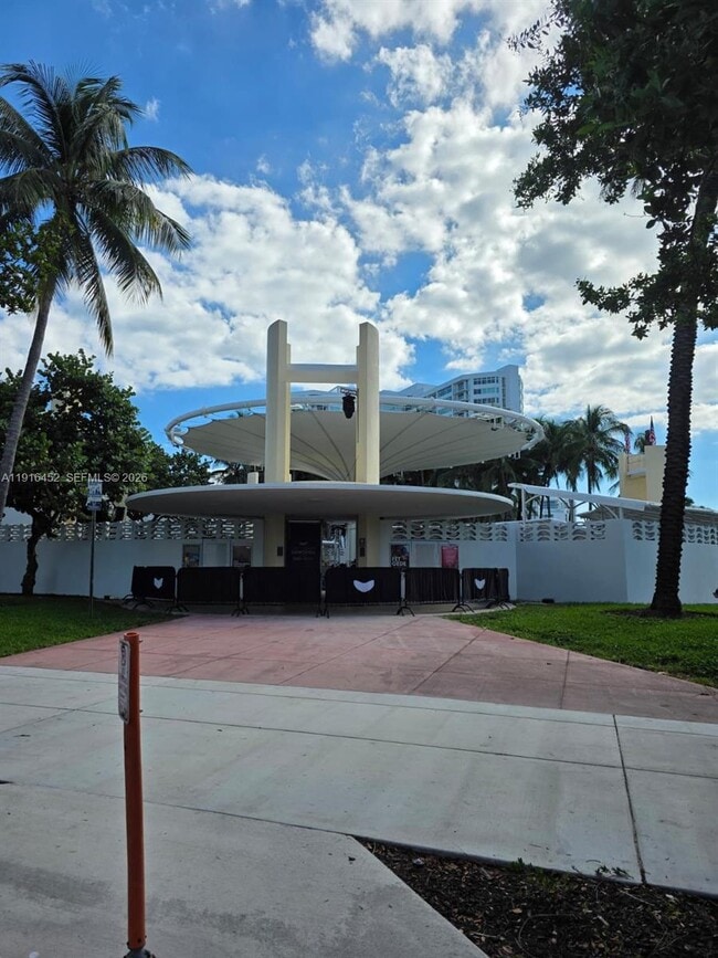 Building Photo - 7440 Harding Ave