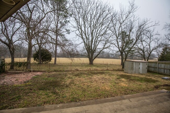 Building Photo - ***402 NE Shasta Court***