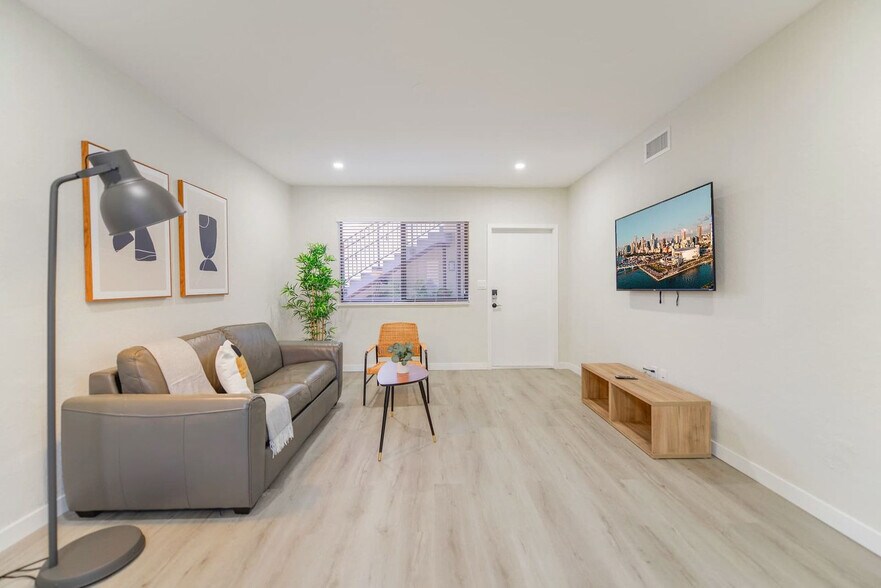 Building Photo - 700 SW 11th Ave