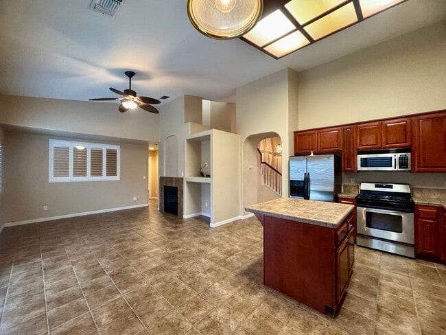 Building Photo - Spacious 3 Bedroom 3 Full Bathrooms Available Now!