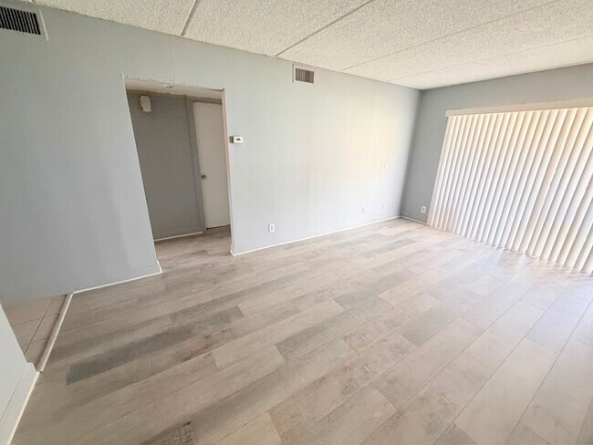 Building Photo - 1501 Crescent Cir