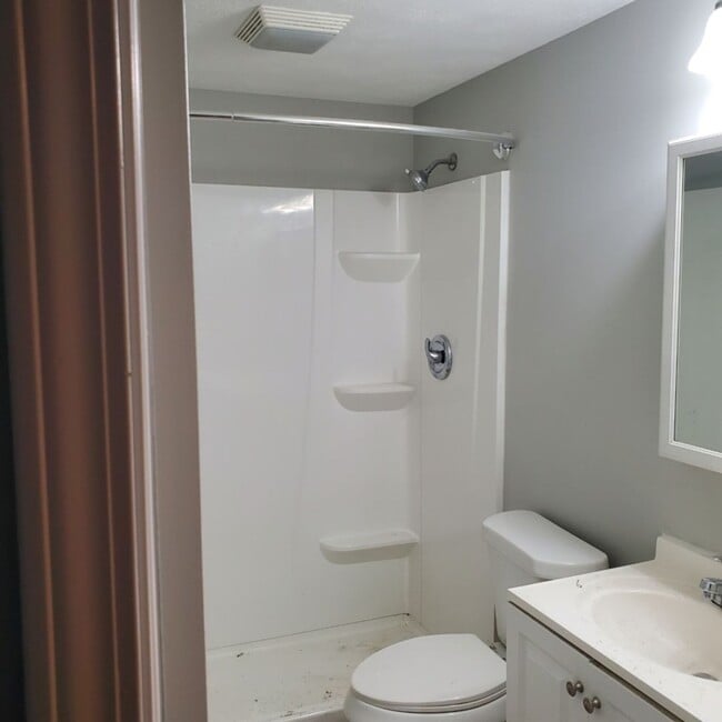 Building Photo - 6 Bdrm House For Rent