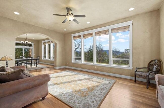 Building Photo - 5BED 4BATH - Beautiful Home with a Gorgeous View