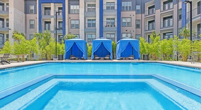 Building Photo - 14015 Univ Pass